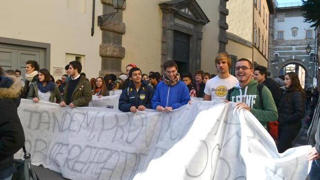 Tensione al corteo, ferito un poliziotto