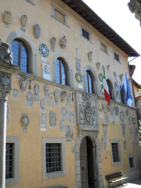 Palazzo dei Capitani con luci e addobbi nel periodo natalizio 
