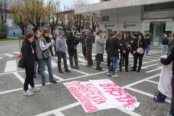 Massa, manifestazione degli alluvionati sotto il municipio 