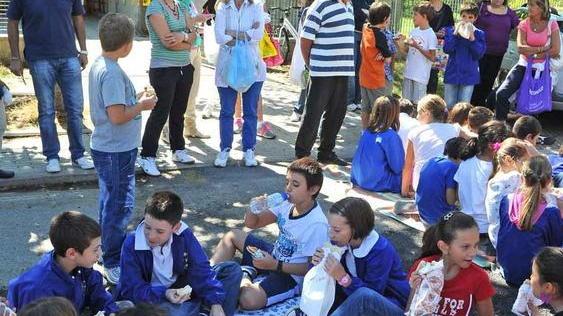 Caro mensa, continua la protesta a macchia di leopardo
