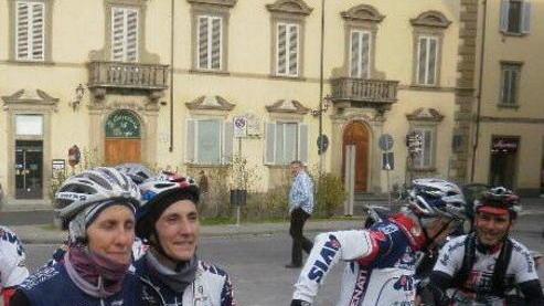 In bici con il pieno di biscotti di Prato