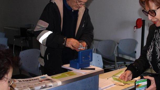 Vuole registrarsi, lo rimandano a casa