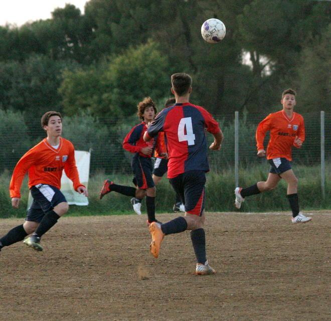 Rielli dipinge di biancoblù il derby 