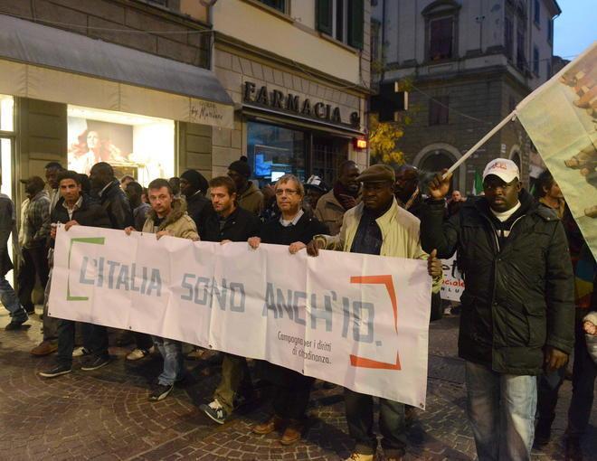 Tensione in centro, sfiorati gli scontri 