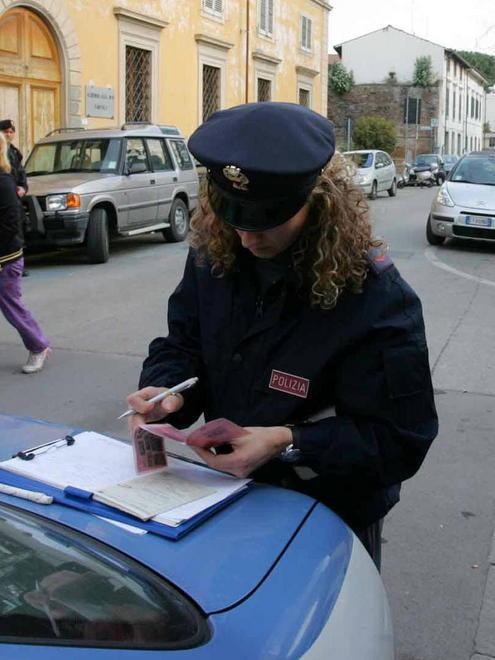 Tenta di rubare profumi, arrestato 