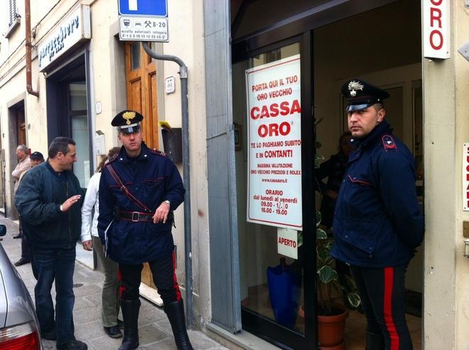 Rapina al Compro oro di via Frascati, picchiata la commessa 