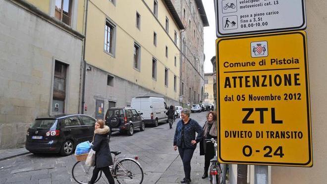 Ztl 0-24, continua la protesta dei commercianti del centro