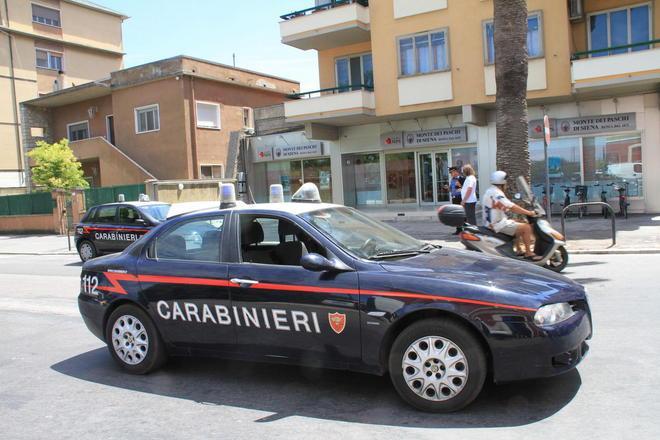 Sequestra il convivente disabile e tenta di gettarlo nella cantina allagata 