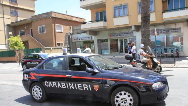 Sequestra il convivente disabile e tenta di gettarlo nella cantina allagata