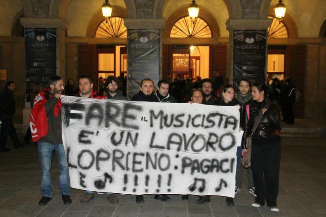 Al Goldoni la protesta degli orchestrali: «Suoniamo, ma non ci pagano» 