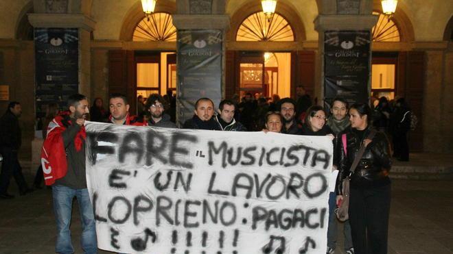 Al Goldoni la protesta degli orchestrali: «Suoniamo, ma non ci pagano»