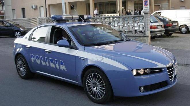 Scassina un’auto davanti al piantone della questura