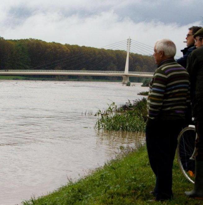 Apre davvero la passerella sul Serchio 