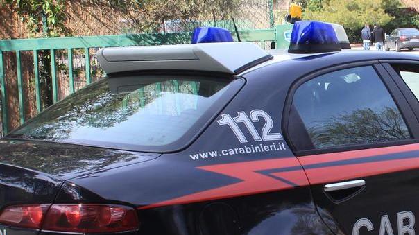 Falso carabiniere ruba un anello con brillanti