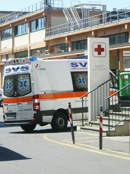 Picchiato da un gruppo di sconosciuti Giovane ferito gravemente al volto
