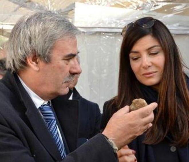 Vip a passeggio in centro tra gli stand del tartufo 