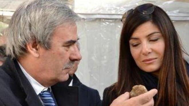 Vip a passeggio in centro tra gli stand del tartufo