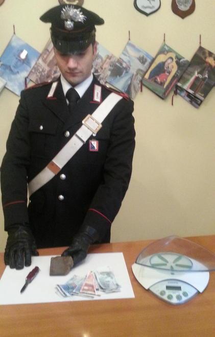 A 17 anni vende droga a una ragazzina 