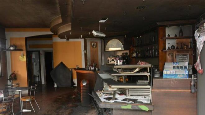 Danno fuoco a un bar un boato sveglia i vicini