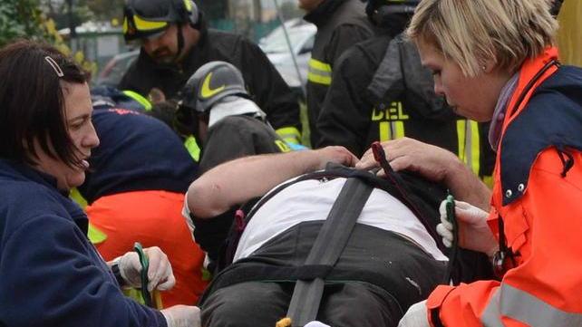 Prigionieri delle lamiere dopo lo schianto in auto
