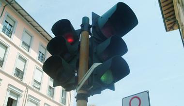 In funzione in via Guicciardini il nuovo impianto semaforico 