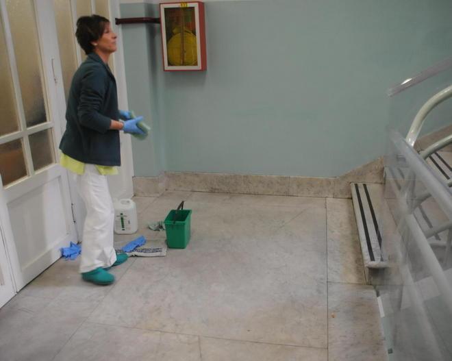 Cade dalle scale dell’ospedale tragica fine di un anziano 