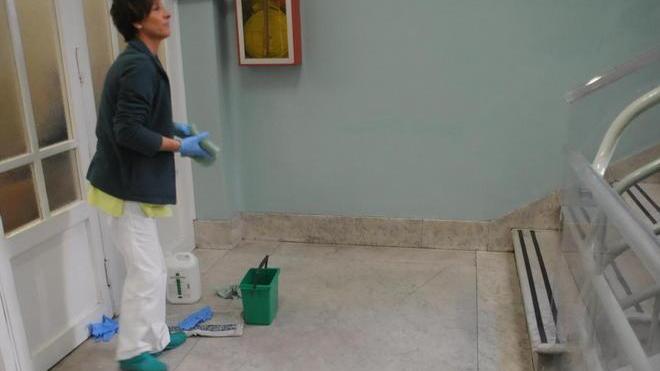 Cade dalle scale dell’ospedale tragica fine di un anziano