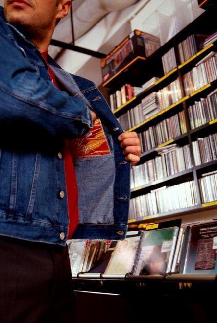 Ruba per fame: denunciato un uomo di 37 anni 