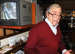 Mette in fuga il rapinatore che voleva rubare nel suo bar 
