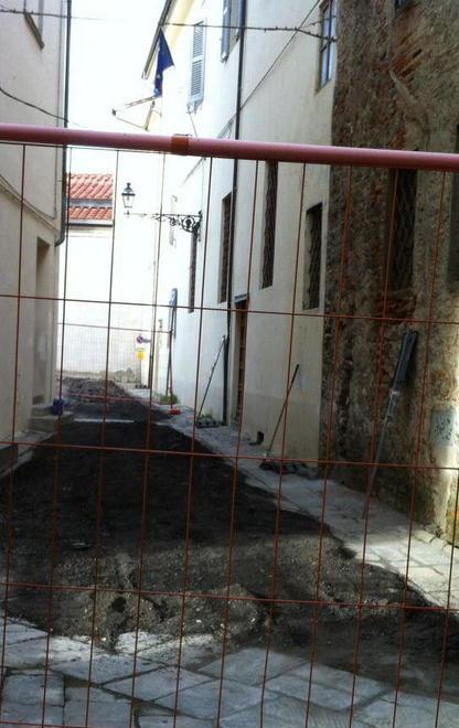 Lavori, Archivio assediato