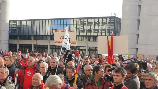 Tensione a Bologna fra i balneari toscani e la polizia schierata
