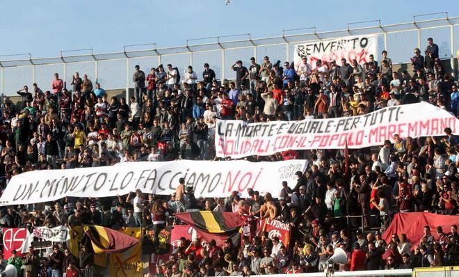 Le pale degli ultras del Siena e uno striscione del Livorno