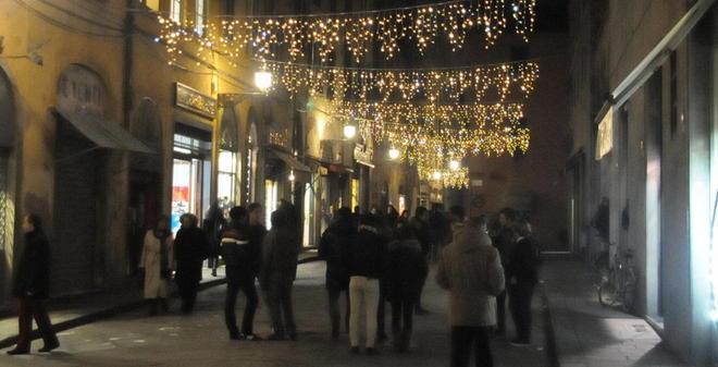 Pronte le luci di Natale ma in centro tanti “buchi” 