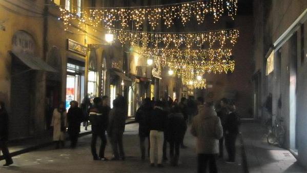 Pronte le luci di Natale ma in centro tanti “buchi”
