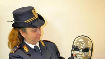 Gira in strada mascherato da scheletro per protesta contro la crisi: multato dalla polizia