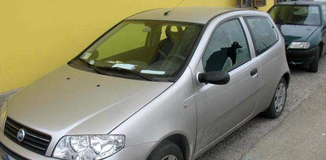 Minaccia di bruciarsi contro i domiciliari in casa con i genitori 