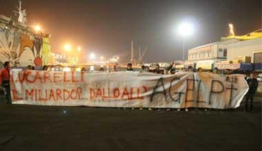 I dipendenti dell'Agelp bloccano un traghetto. Striscione contro Cristiano Lucarelli 