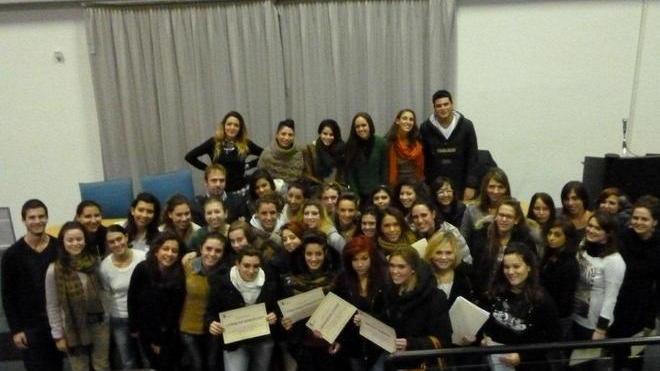 Un diploma agli studenti che hanno fatto gli stage turistici