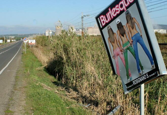Fuori strada all’alba, muore un giovane 