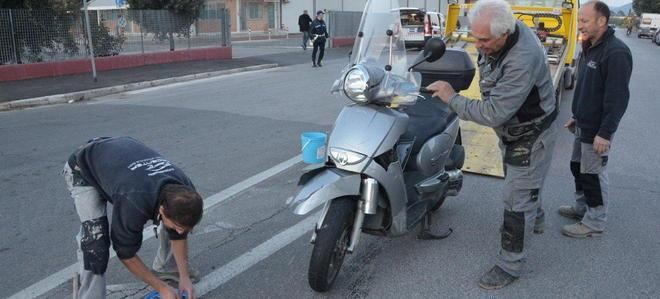 Un’auto si scontra con uno scooter