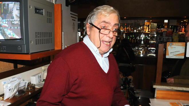 Affronta il rapinatore e lo fa fuggire 