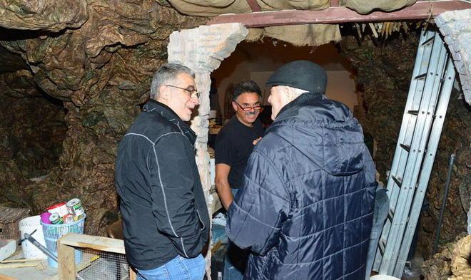 Giovani al lavoro per il presepe di Cigoli