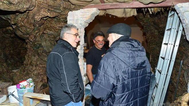 Giovani al lavoro per il presepe di Cigoli