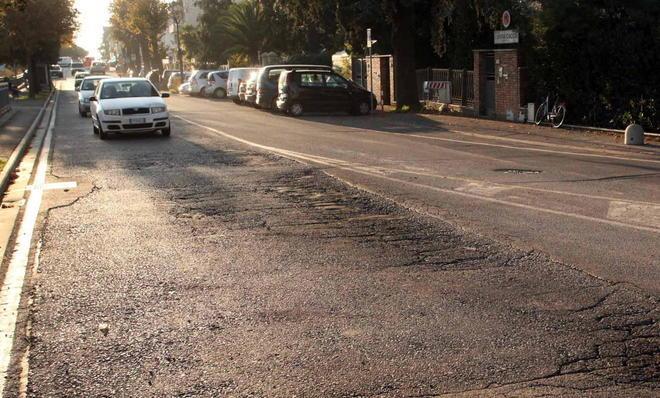 Asfalto pieno di buche in via Limitese
