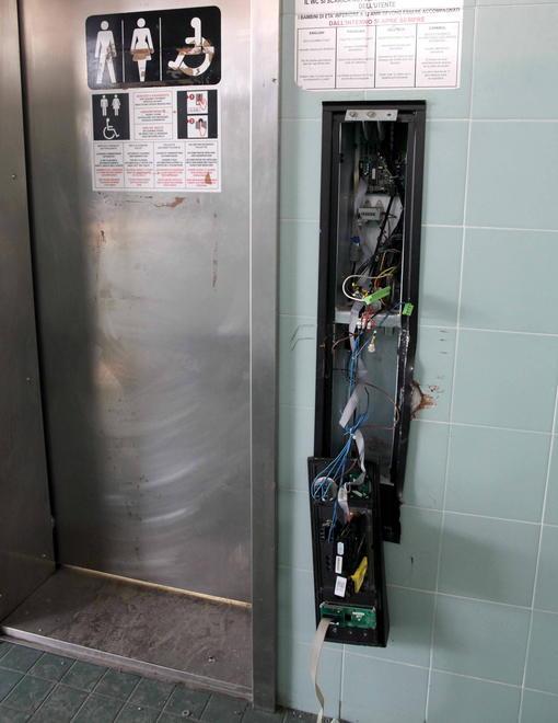 Scassinati anche i bagni della stazione ferroviaria 