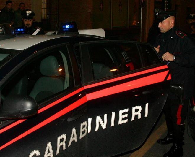 Prima insulta barista e clienti, poi colpisce i carabinieri: arrestato 