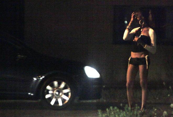 Picchia due prostitute e si inventa un incidente: denunciato dalla polizia 