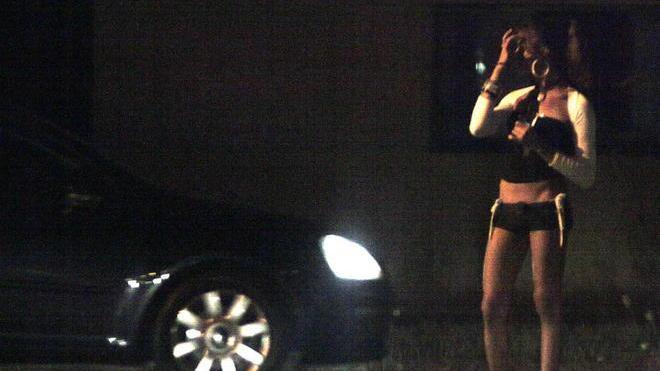 Picchia due prostitute e si inventa un incidente: denunciato dalla polizia