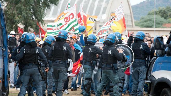 Polizia, reparto mobile in agitazione: «In piazza vada il ministro» 