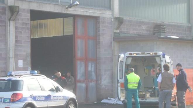 Precipita dal tetto, artigiano gravissimo
